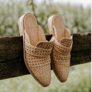 FREDA SALVADOR
KEEN MULE
$398 size US8 gently used
Color: Nude Woven Cald